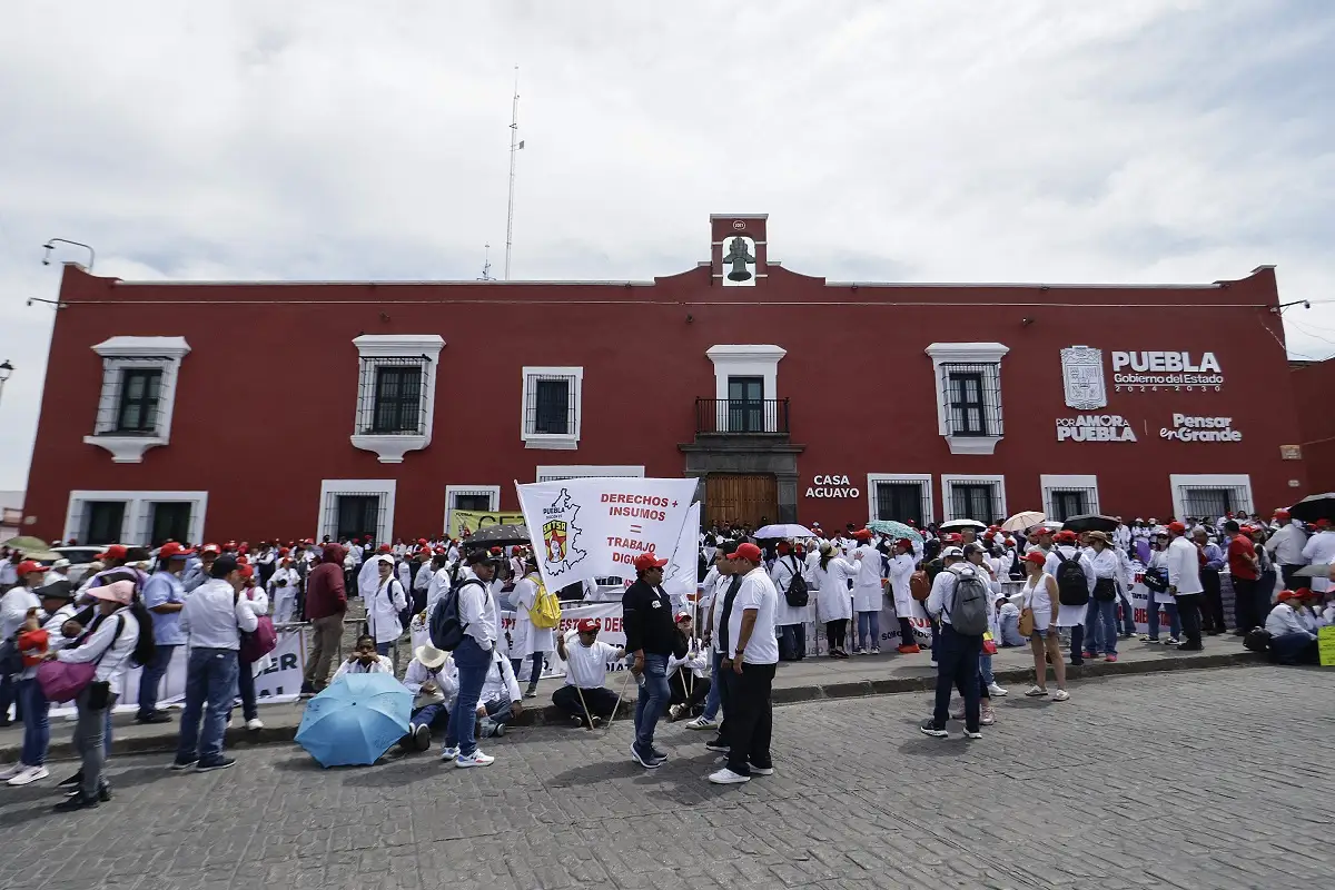 Gobierno de Puebla acuerda con trabajadores de Salud analizar definición de funcionarios