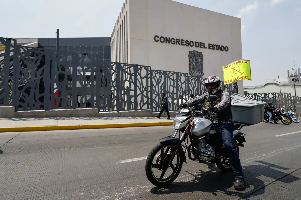 Ley de movilidad para motociclistas en Puebla usarán código en el casco y chaleco solo para repartidores