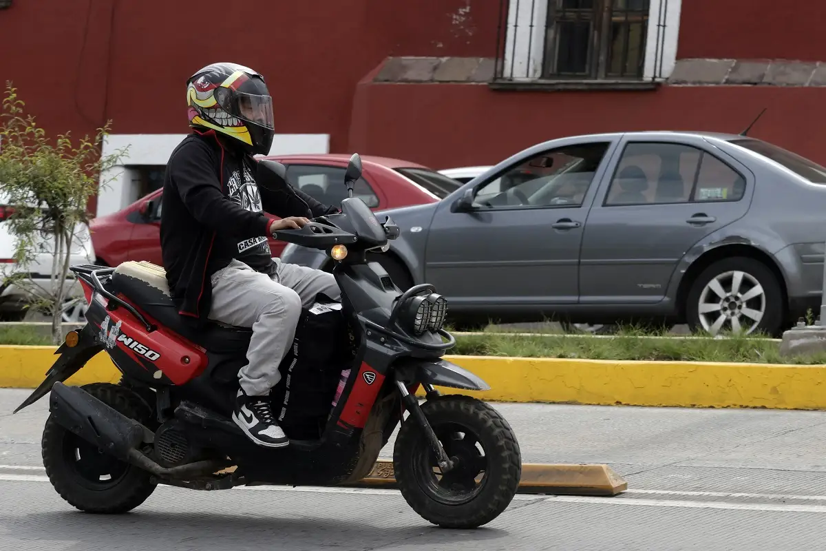 Llama gobernador a motociclistas usar casco con número de placa en Puebla