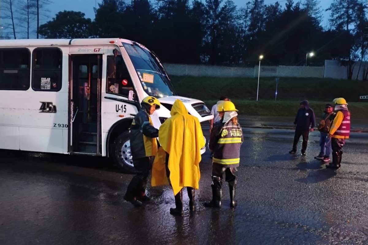 Lluvia inunda camión de la Ruta 45 en Puebla con usuarios a bordo