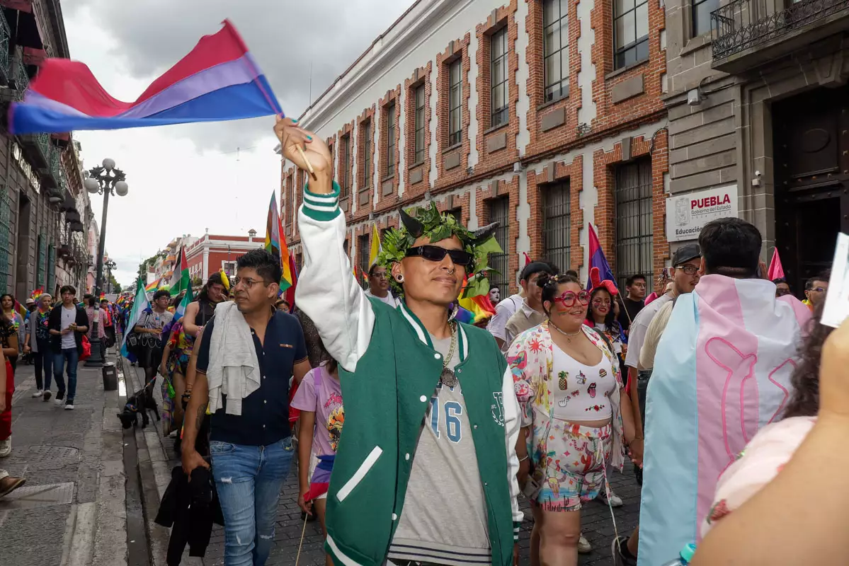 Marcharon 5 mil personas de la comunidad LGBTTTIQ+ en Puebla, quienes exigieron un alto a la discriminación en el estado.