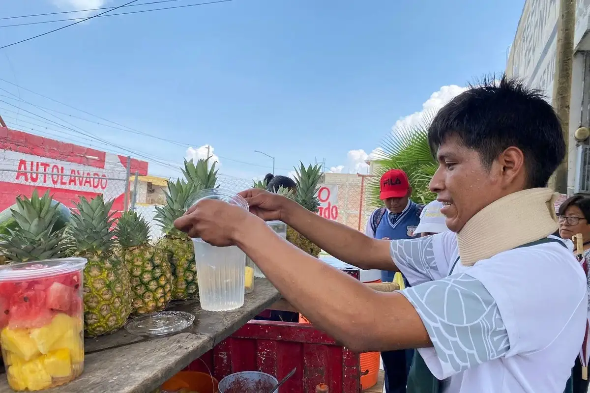 FOTOS: Misael Galván vuelve a su puesto de jugos en Tehuacán tras brutal agresión 1 Misael Galván vuelve a su puesto de jugos en Tehuacán tras brutal agresión