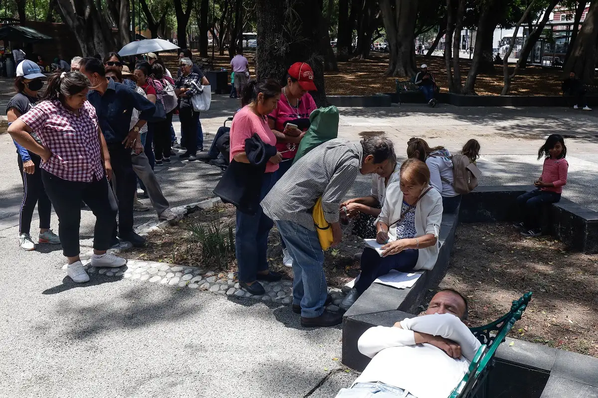 Pese a críticas, poblanos siguen acudiendo con Mircea Gabriel en el Paseo Bravo