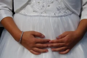 Proponen castigar con hasta 15 años de prisión la cohabitación forzada como delito en Puebla