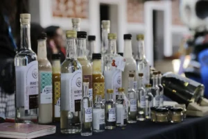 Proponen modificación del IEPS en el mezcal poblano para beneficiar a pequeños productores