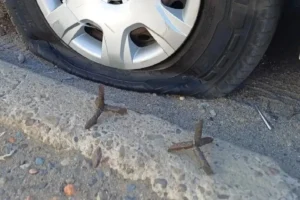 Proponen tipificar como delito el uso de ponchallantas en Puebla; darán de 1 a 6 años de cárcel