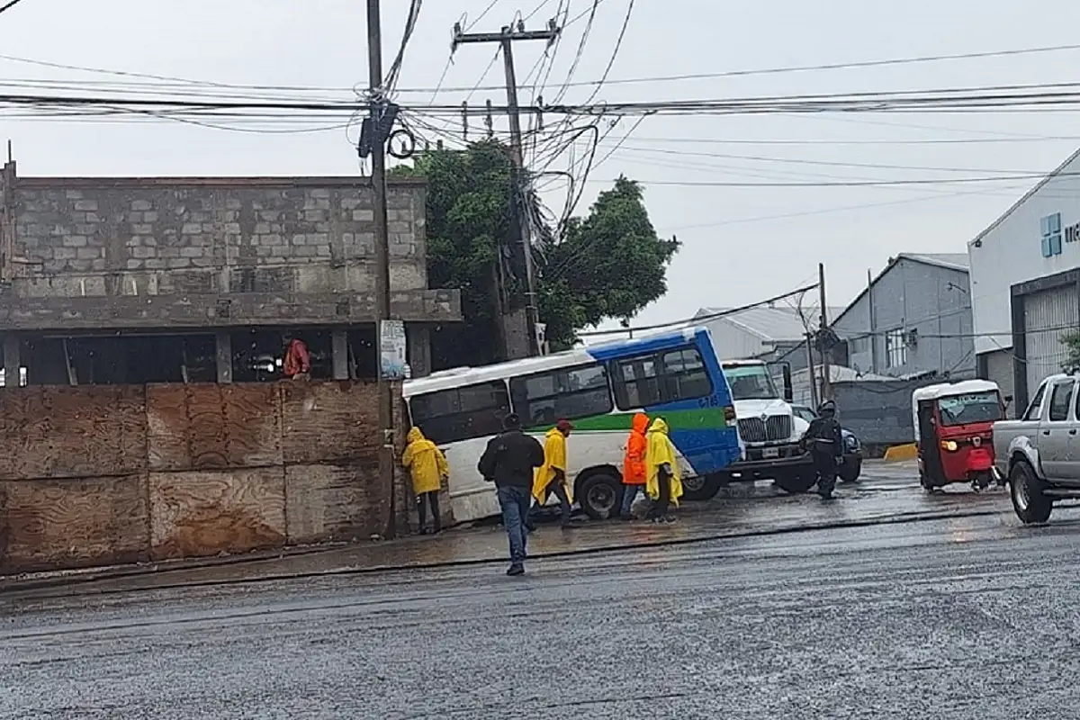 FOTOS: Ruta 1 se estrella contra una barda en el Bulevar Valsequillo 1 Ruta 1 se estrella contra una barda en el Bulevar Valsequillo
