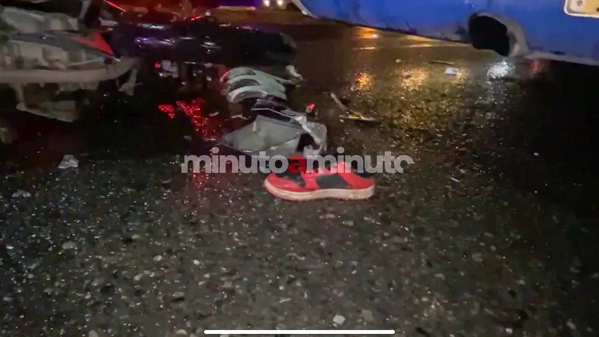 Solo quedaron los tenis: Muere motociclista tras chocar contra autobús estacionado 3 Solo quedaron los tenis Muere motociclista tras chocar contra autobús estacionado