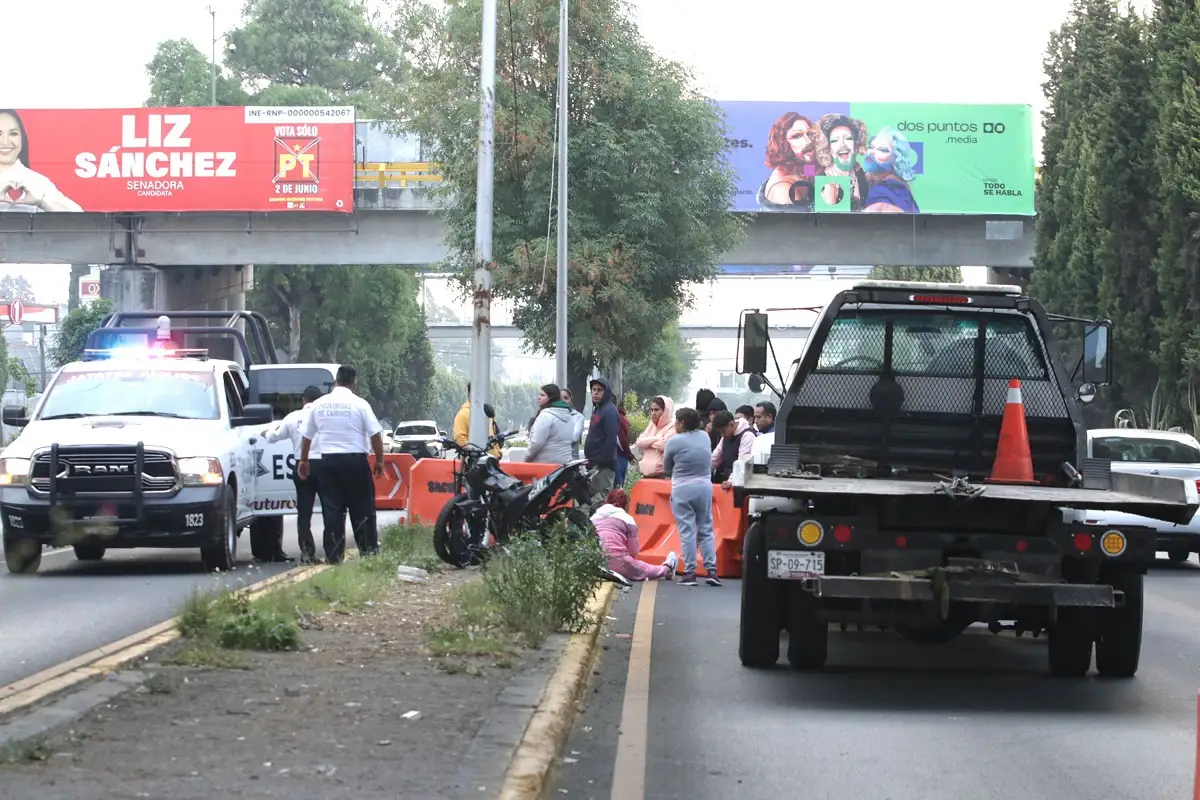 Solo quedaron los tenis: Muere motociclista tras chocar contra autobús estacionado 1 Solo quedaron los tenis Muere motociclista tras chocar contra autobús estacionado