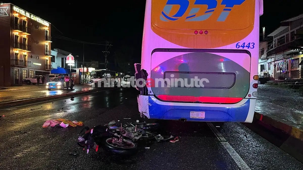 Solo quedaron los tenis: Muere motociclista tras chocar contra autobús estacionado 2 Solo quedaron los tenis Muere motociclista tras chocar contra autobús estacionado