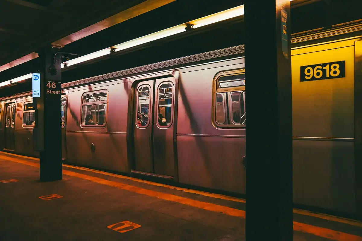 Tragedia en el Metro de Nueva York: joven muere arrollada tras bajar a las vías para hacer del baño 1 Tragedia en el Metro de Nueva York