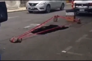 Una mujer y su hija caen en un socavón en el Centro de Puebla