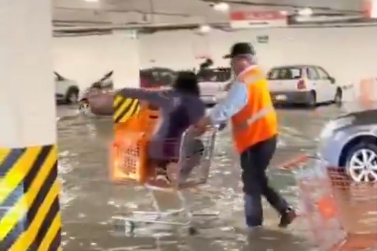 VIDEO- Viene viene rescatan a clientes en carritos de súper en Chedraui por la lluvia en Puebla 1