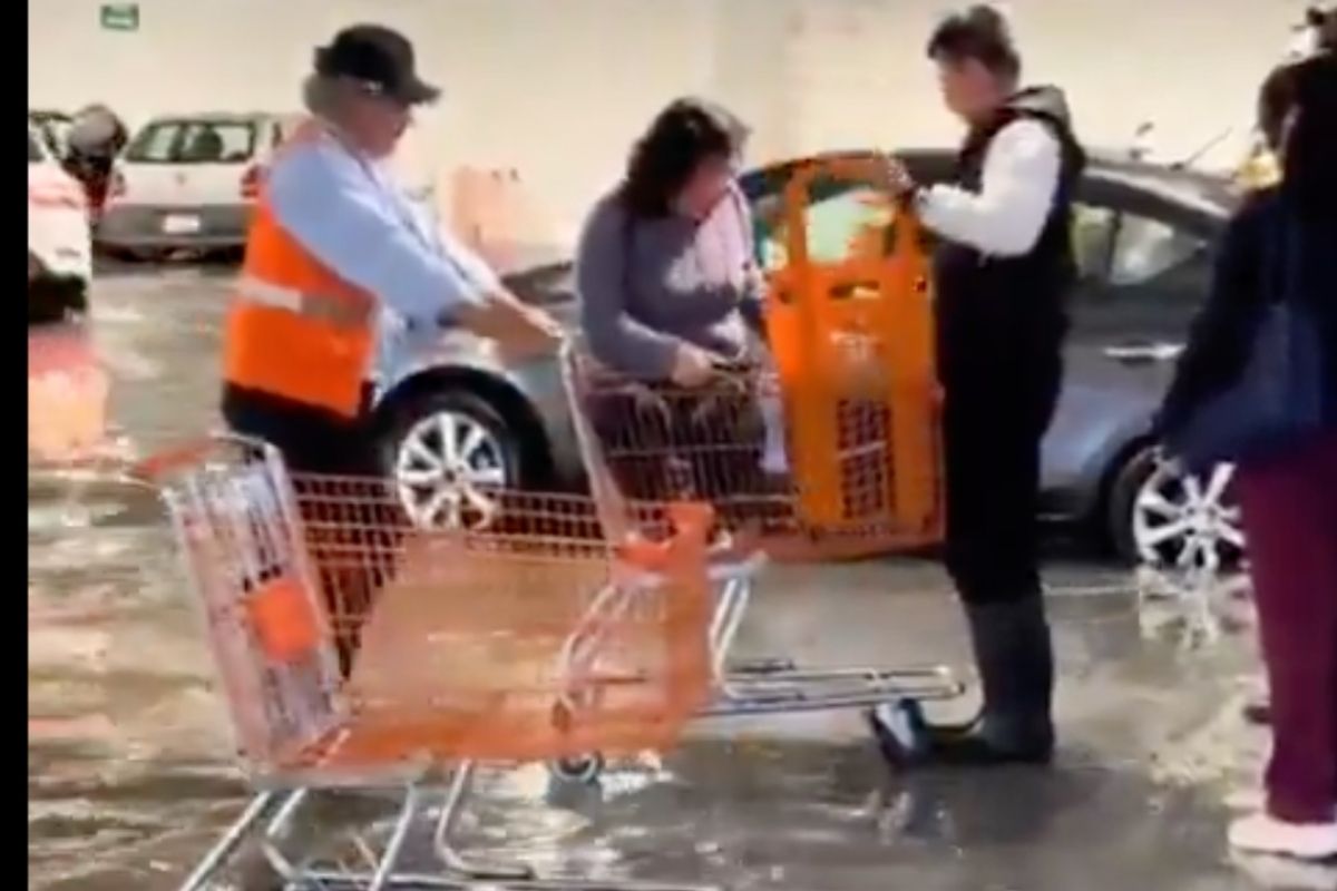 VIDEO- Viene viene rescatan a clientes en carritos de súper en Chedraui por la lluvia en Puebla
