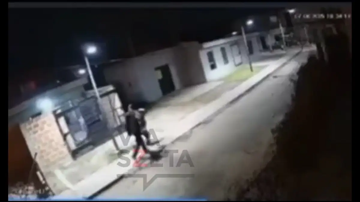 Vecino balea a sujeto que golpeaba a su hijo y esposa en la calle