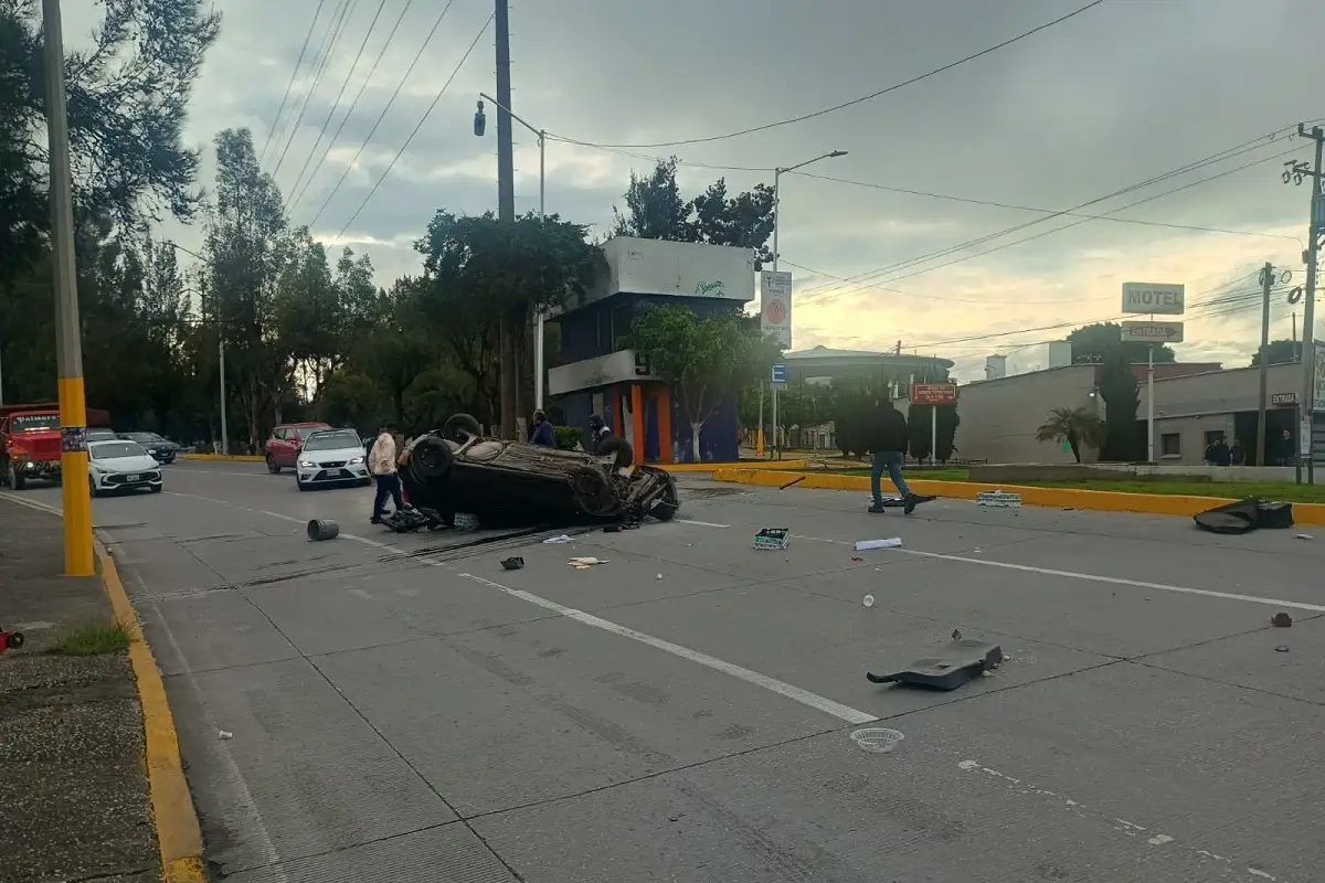 Vuelca automóvil en la Calzada Ignacio Zaragoza; dos personas resultan lesionadas 1 Vuelca automóvil en la Calzada Ignacio Zaragoza