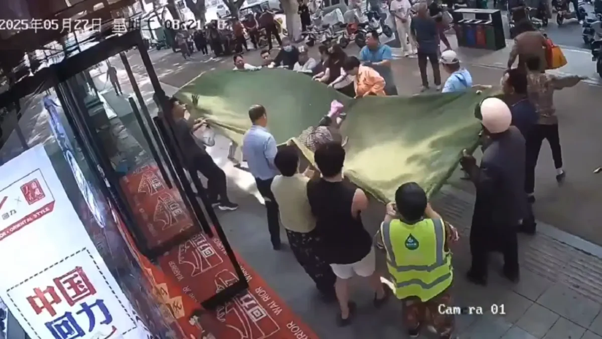 Vecinos atrapan a mujer de 102 años que cayó de un edificio