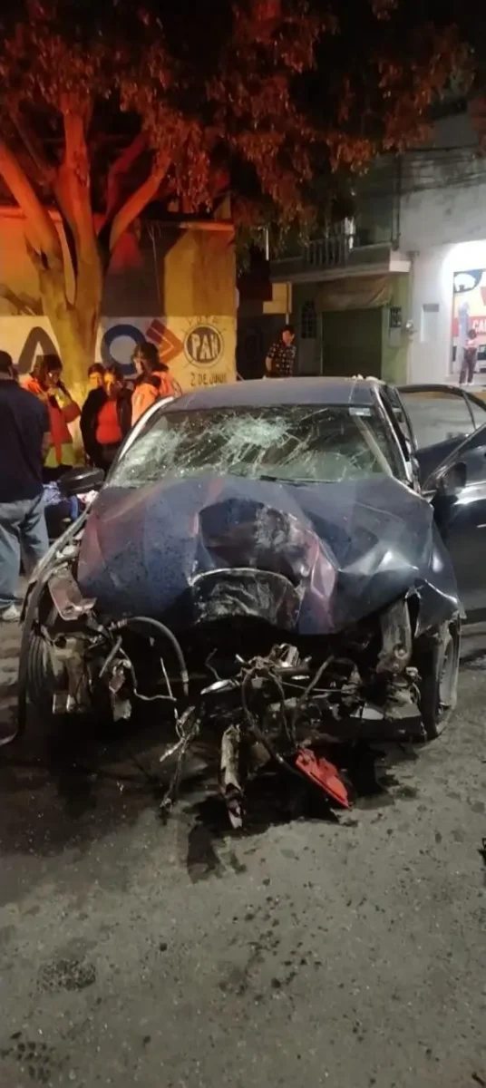 Alcalde de Caltepec choca vehículo oficial en Tehuacán