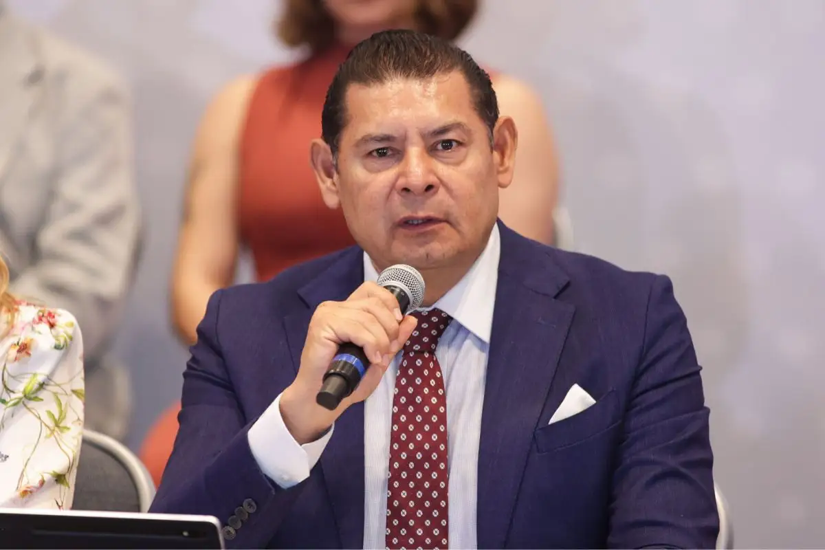 Alejandro Armenta pide a alcaldes de Puebla tapen baches