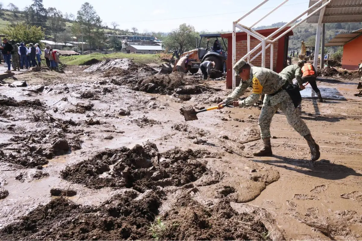 Armenta recorre zona afectada por las lluvias en Ajolotla