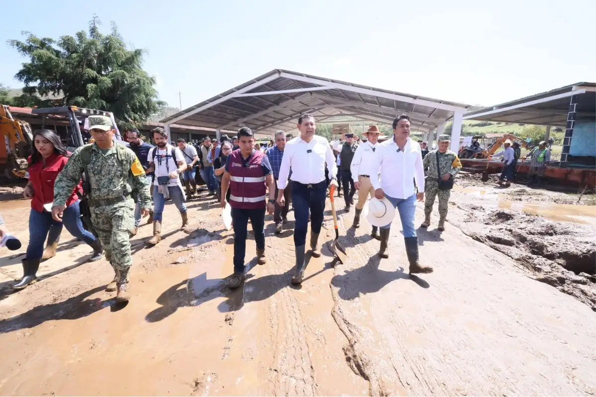 Gobernador de Puebla recorre zona afectada por lluvias en Chignahuapan 1 Armenta recorre zona afectada por las lluvias en Ajolotla