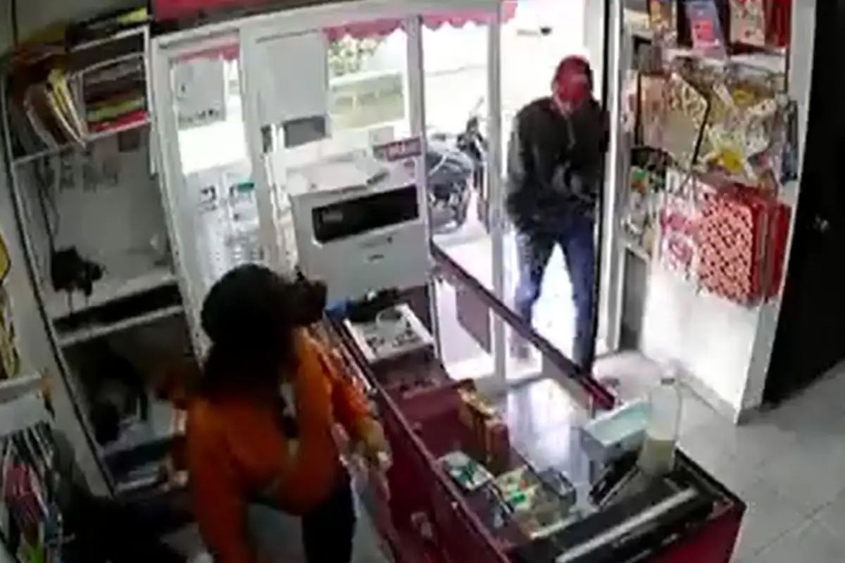 (VIDEO) Aunque empleada suplica, delincuentes asaltan papelería en la Romero Vargas 1 delincuentes armados asaltaron una papelería
