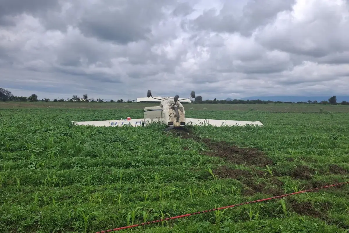 Sobreviven a desplome de avioneta en campos de cultivo de Huejotzingo 1 caída de una avioneta en Huejotzingo