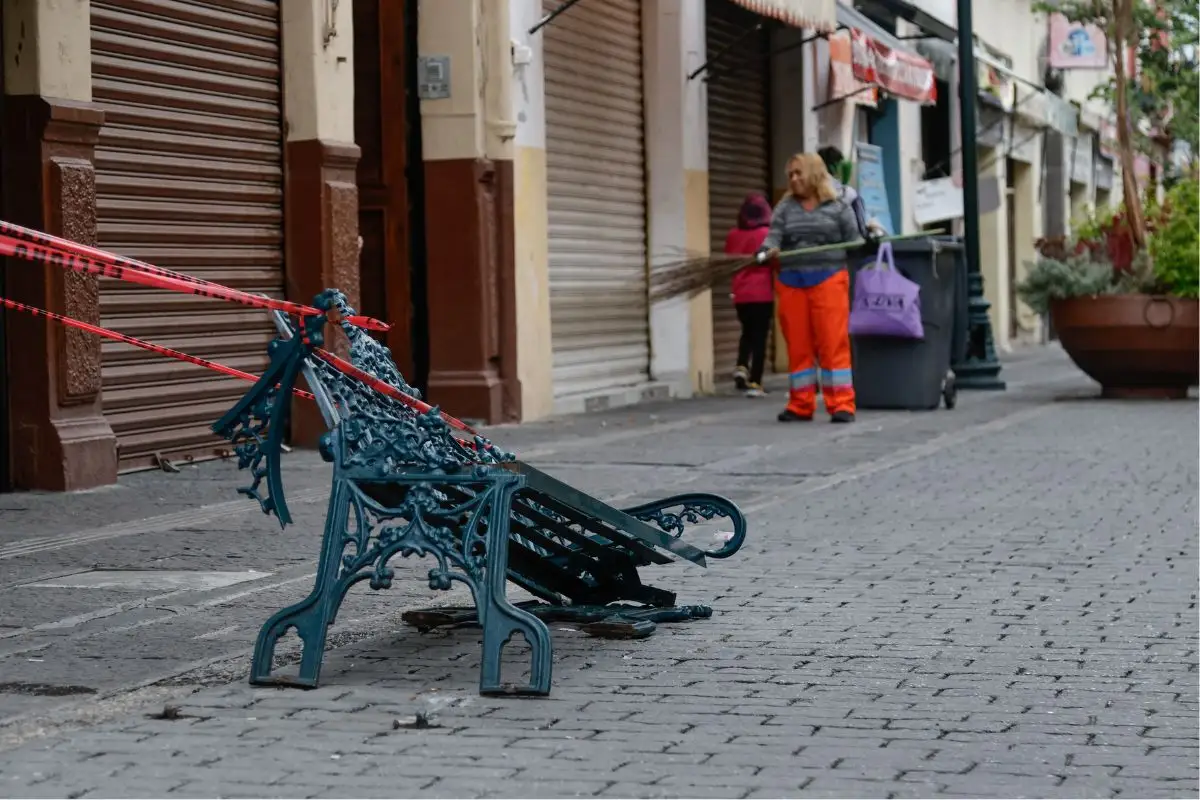 camioneta de turismo tiró una banca