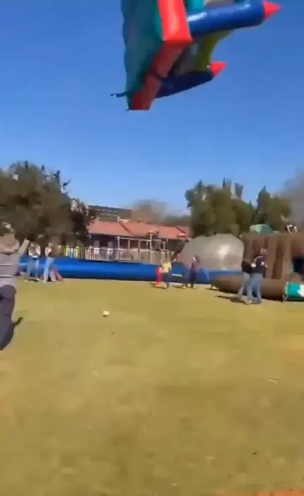 Castillo inflable en Sudáfrica sale por los aires con dos niños