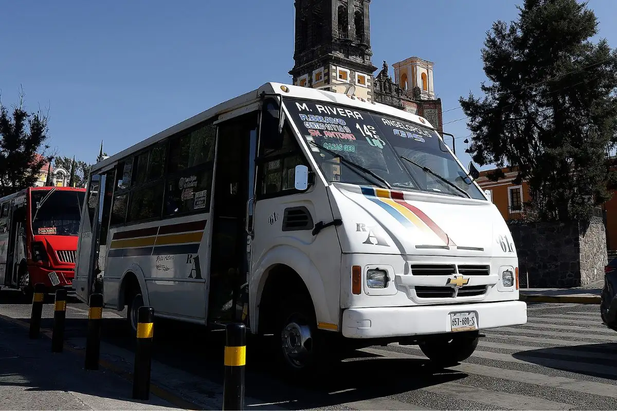 ¿Dónde aprendió a manejar? Ruta Azteca choca contra poste y bolardos; pasajeros salen heridos 1 choque de la ruta Azteca
