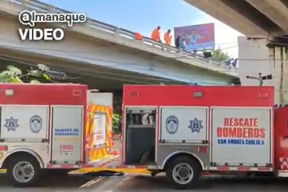 Conductor muere al volcar y caer a una barranca en la Vía Atlixcáyotl 1 conductor muere en la Vía Atlixcáyotl