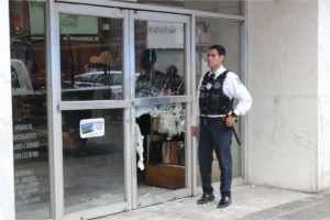 Nuevamente dan cristalazo al Sanborns del Centro de Puebla