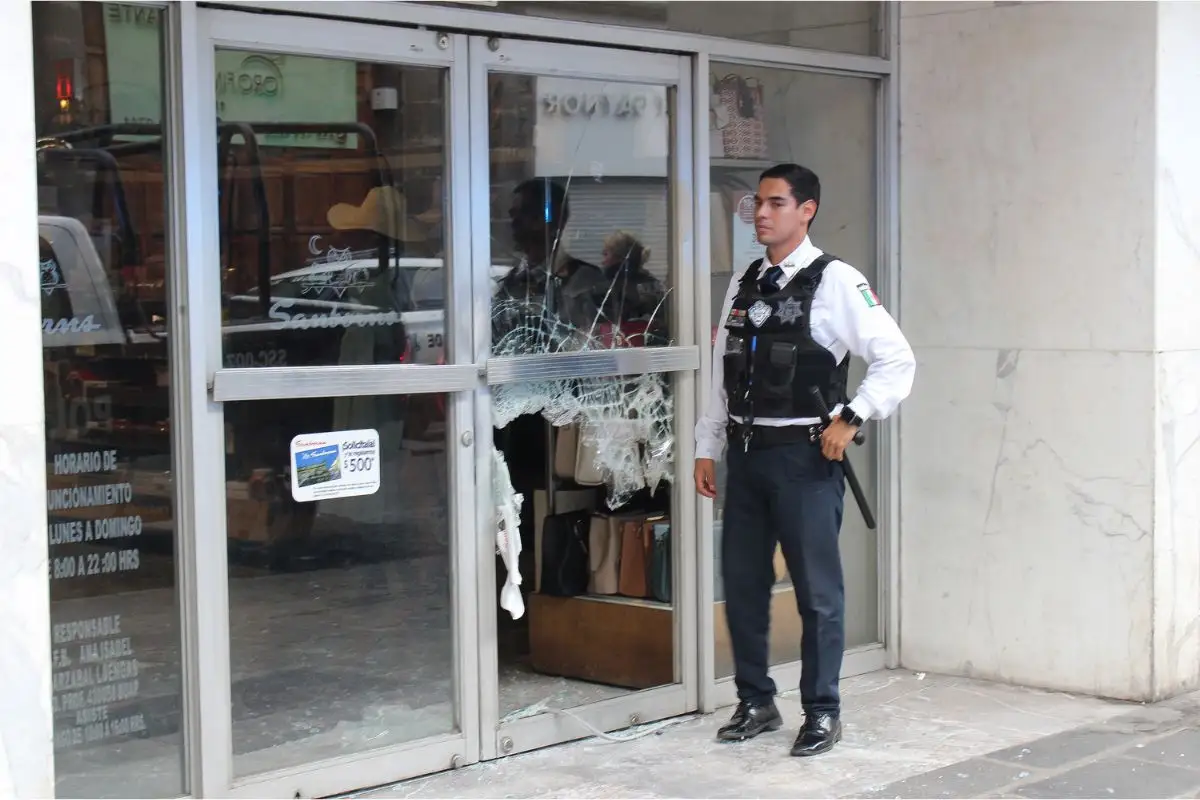 Nuevamente dan cristalazo al Sanborns del Centro de Puebla 1 Nuevamente dan cristalazo al Sanborns del Centro de Puebla