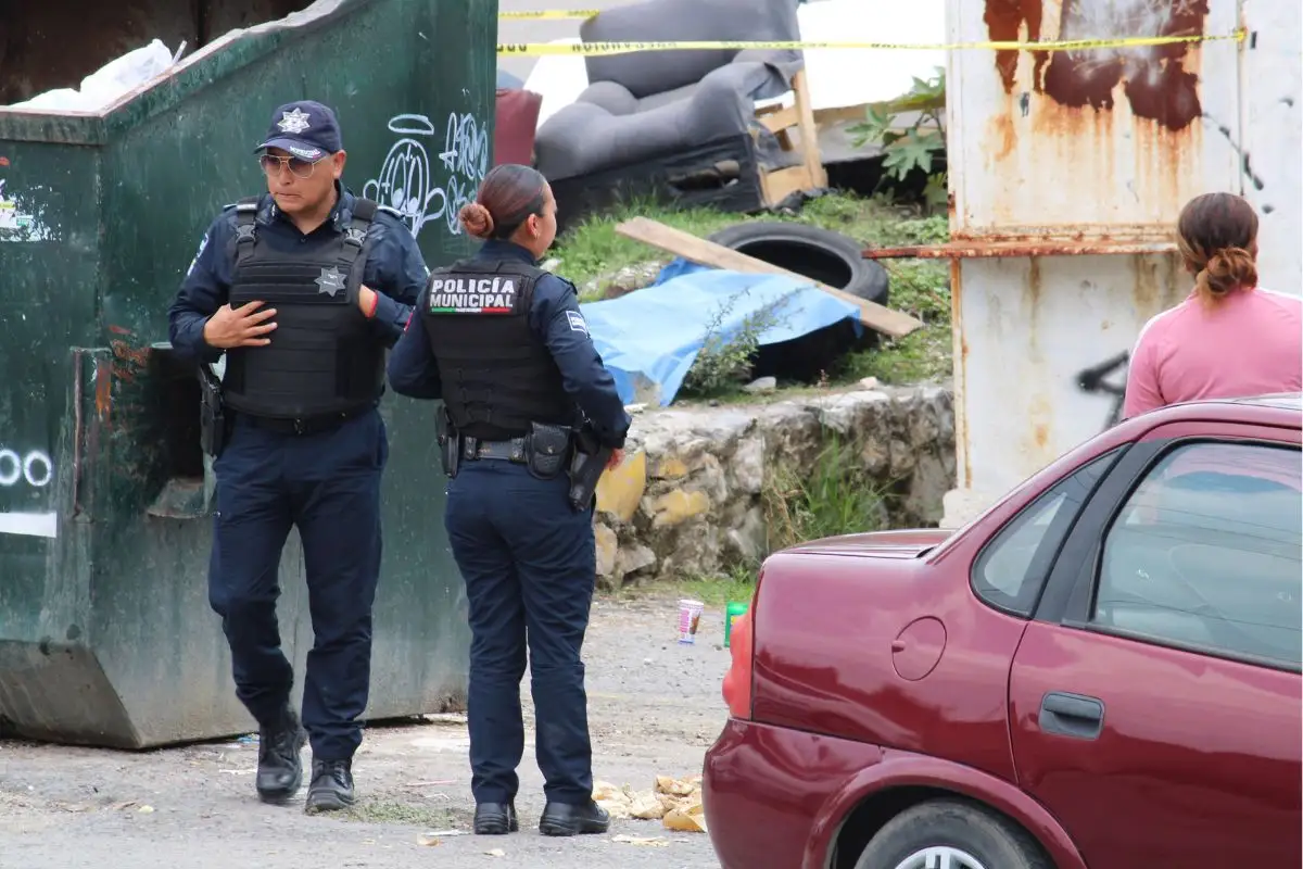 Hallan cuerpo encobijado en Granjas de San Isidro, Puebla