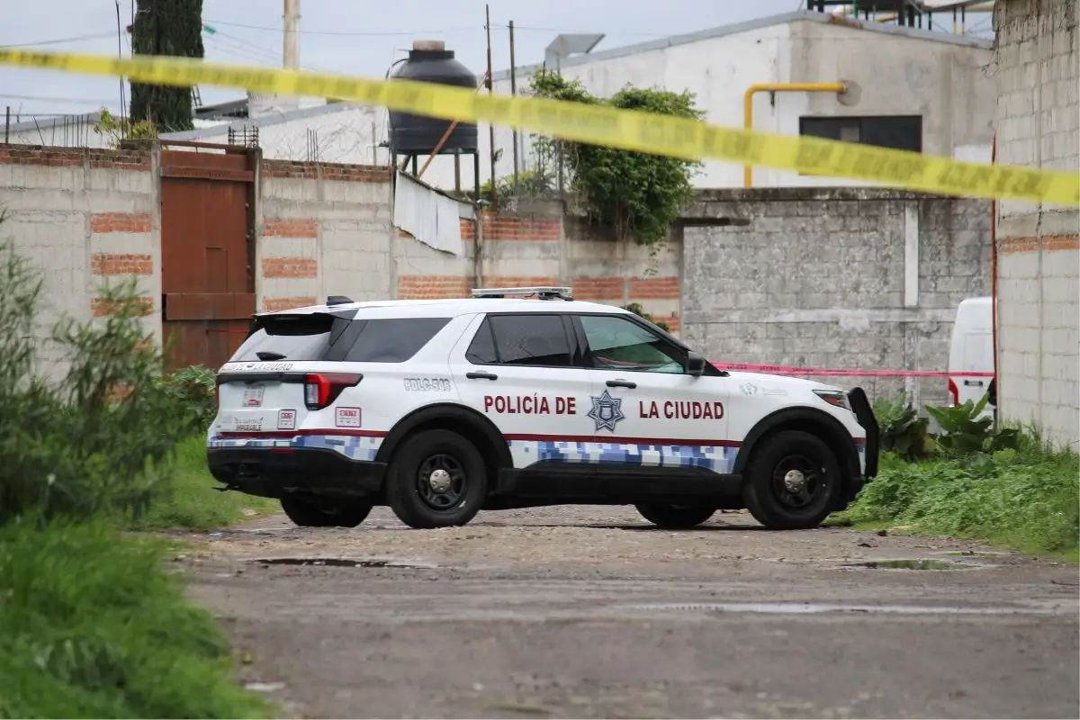 Encuentran cuerpo encobijado en una banqueta de la colonia Granjas de San Isidro 1 Hallan cuerpo encobijado en Granjas de San Isidro, Puebla