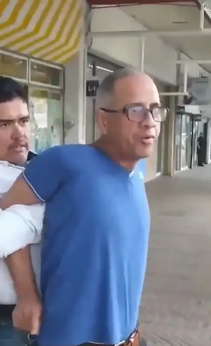 (VIDEO) Detienen a defraudador por robar tarjetas a adultos mayores en Plaza San Pedro 2 Defraudador en Plaza San Pedro es detenido por vecinos