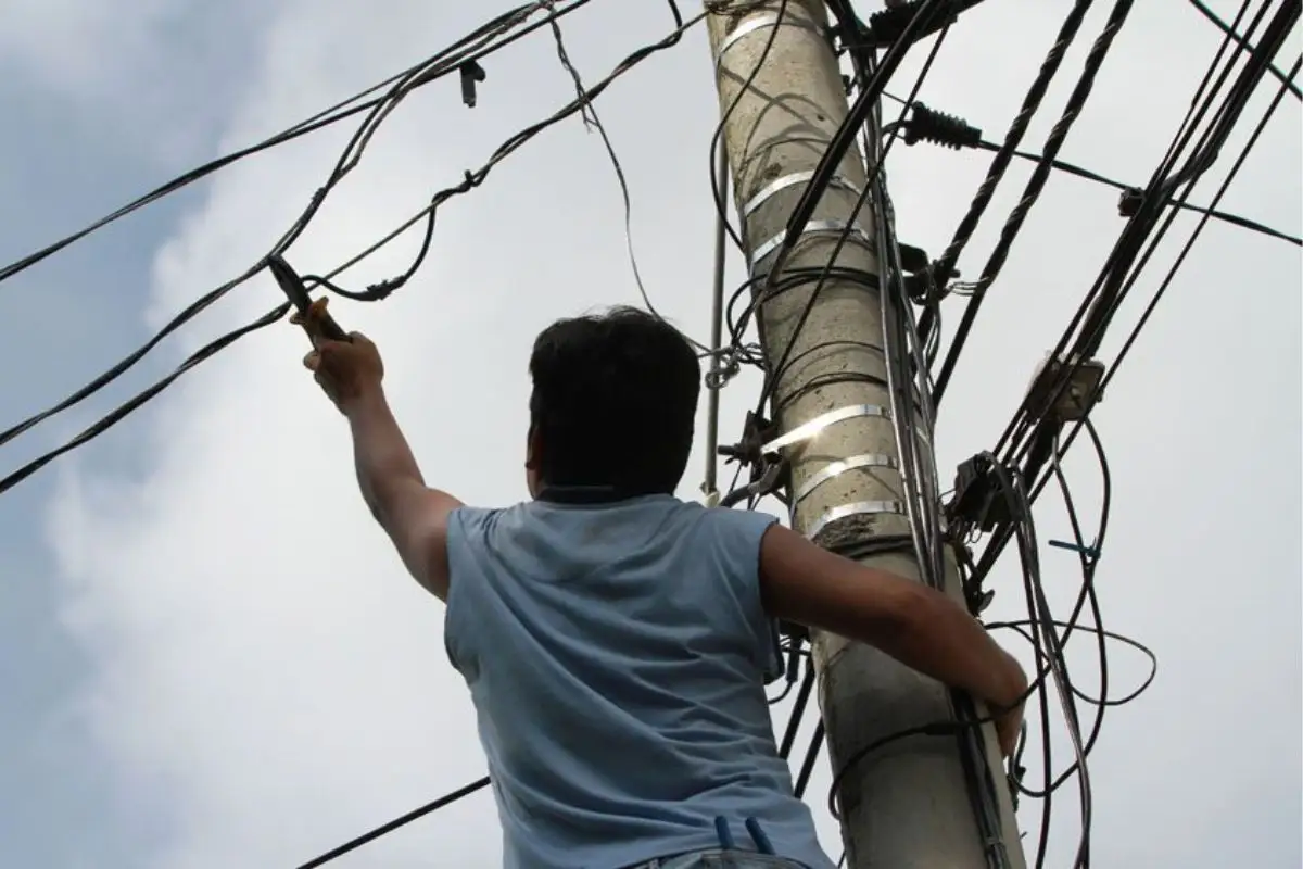 ¡No le dio pena! Delincuente es grabado robando cables de un poste de luz en Amalucan 1 Delincuente es grabado robando cables en Amalucan