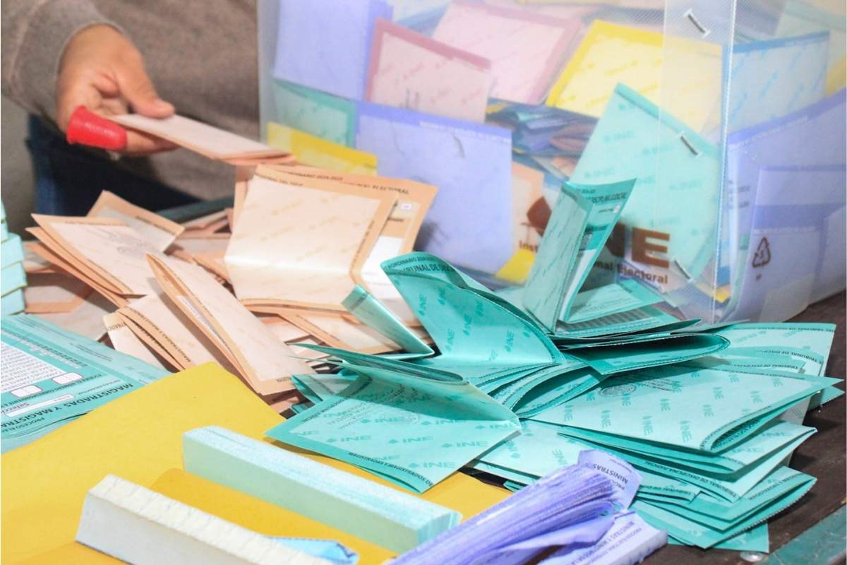 Lenia Batres y Loretta Ortiz