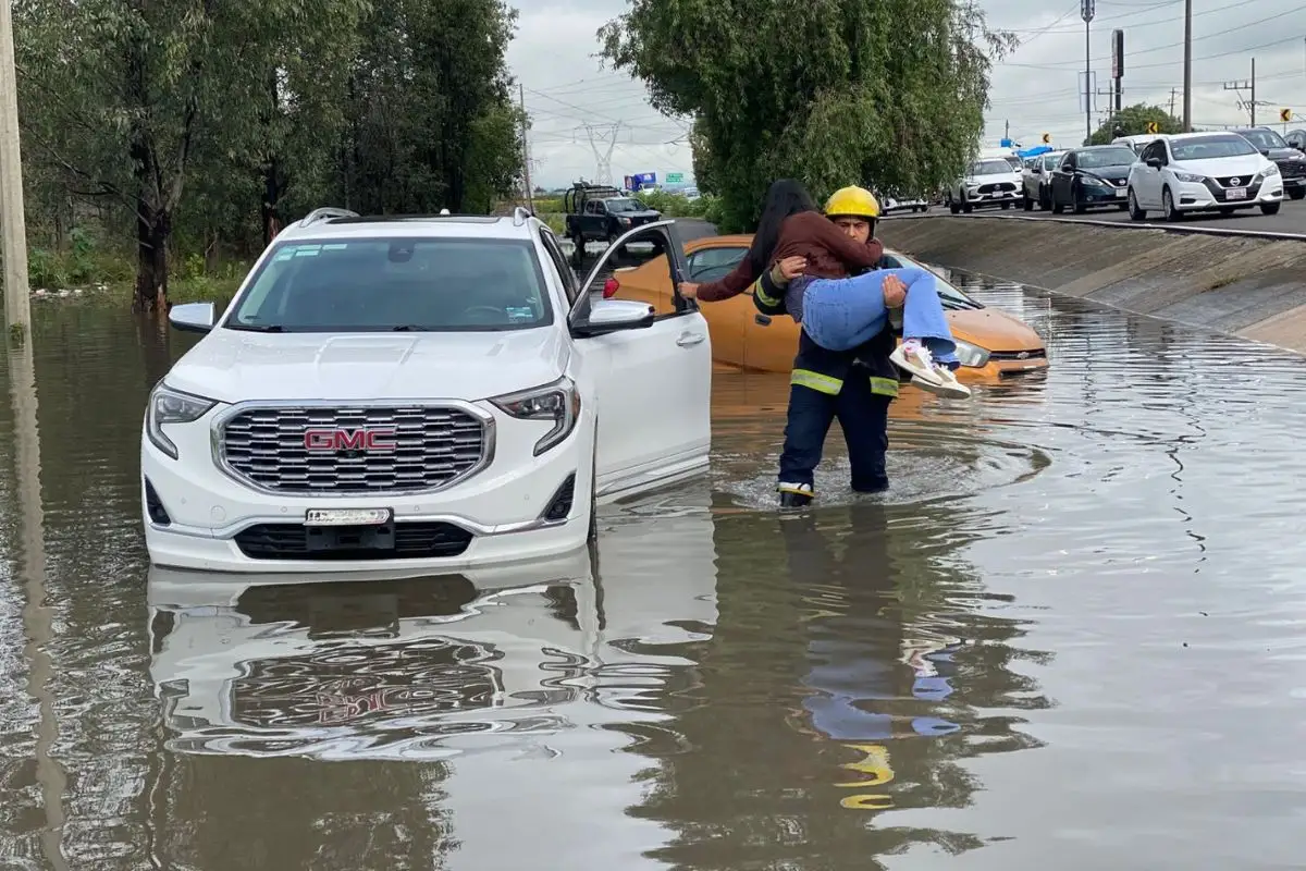 Elementos de Protección Civil Estatal rescatan a automovilistas varados por encharcamientos en Periférico Ecológico 1 encharcamiento en Periférico Ecológico