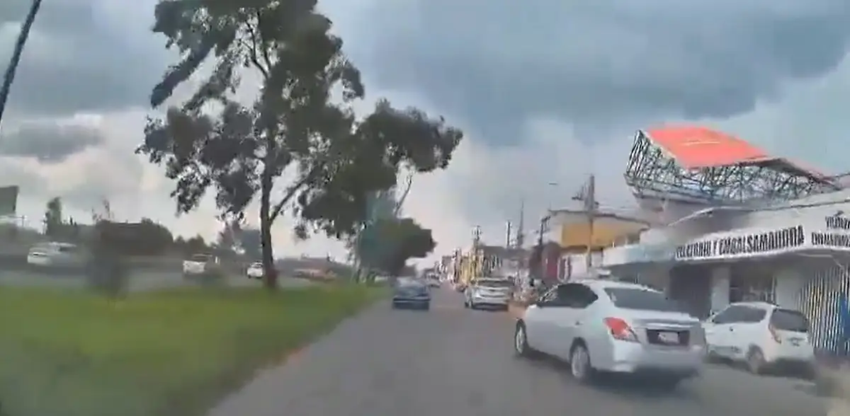 Espectacular en Ecatepec se desplomó y casi cae en coches