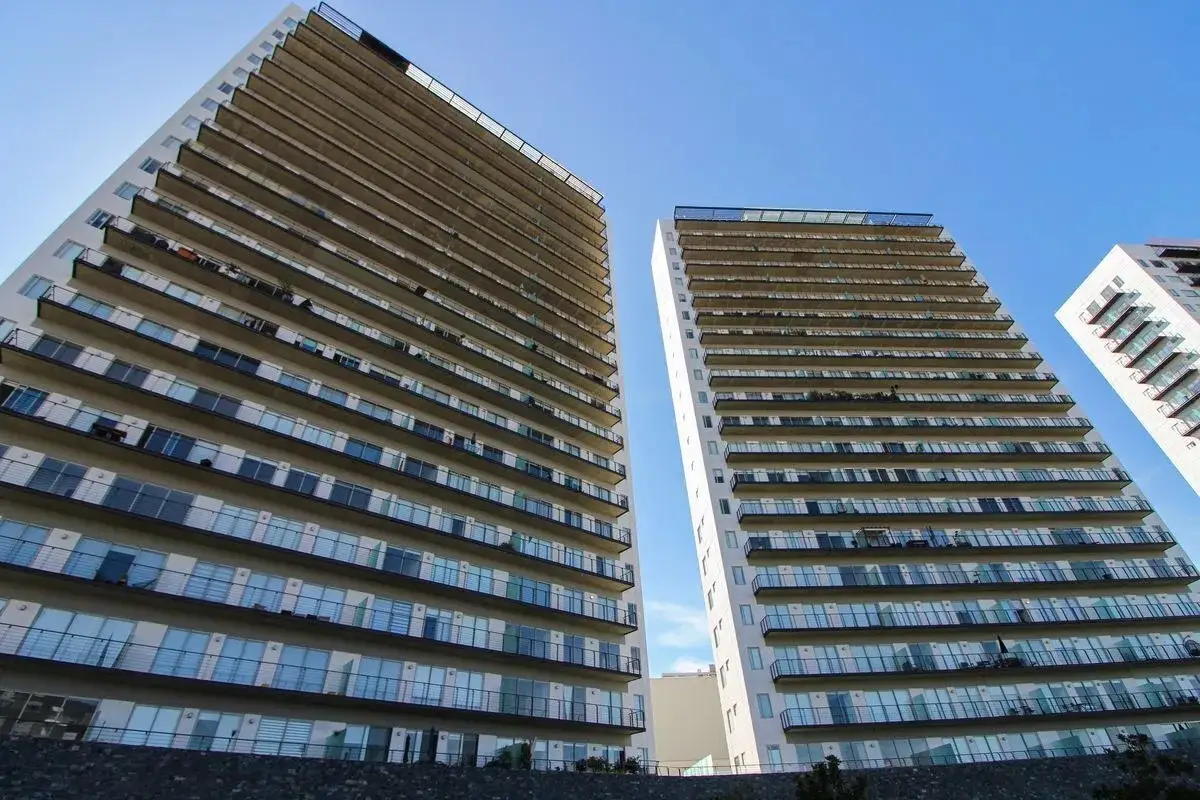Hombre cae de un edificio en Lomas de Angelópolis y muere