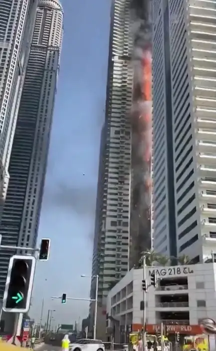 (VIDEO) Desalojan rascacielos de Dubái debido a un fuerte incendio 2 Incendio en rascacielos de Dubái causa pánico entre habitantes