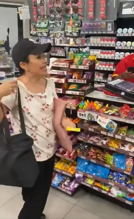 (VIDEO) Mujer ataca a cajera del Oxxo y es apodada como Lady Recargas 2 (VIDEO) Lady Recargas golpea y ofende a cajera del Oxxo