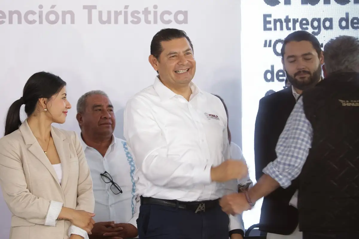 Adelanta Armenta proyecto para el aeropuerto Hermanos Serdán