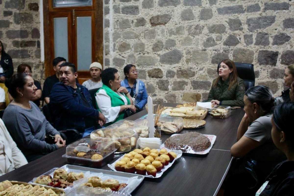 Bety Sánchez apoya a sectores productivos; entrega acta constitutiva a asociación de panaderos de Zacatlán