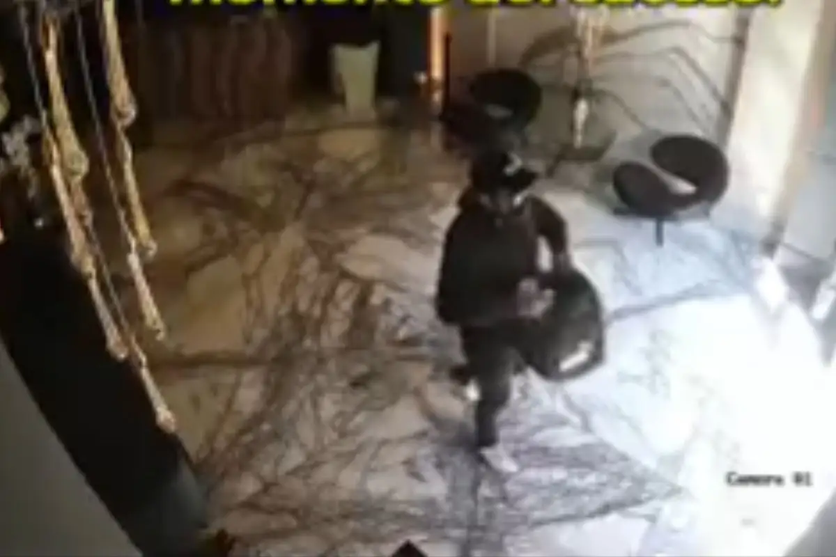 VIDEO: Sujeto armado asalta Hotel La Perla en Los Sapos en pleno día 2 Captan asalto a mano armada en el Hotel La Perla en Los Sapos