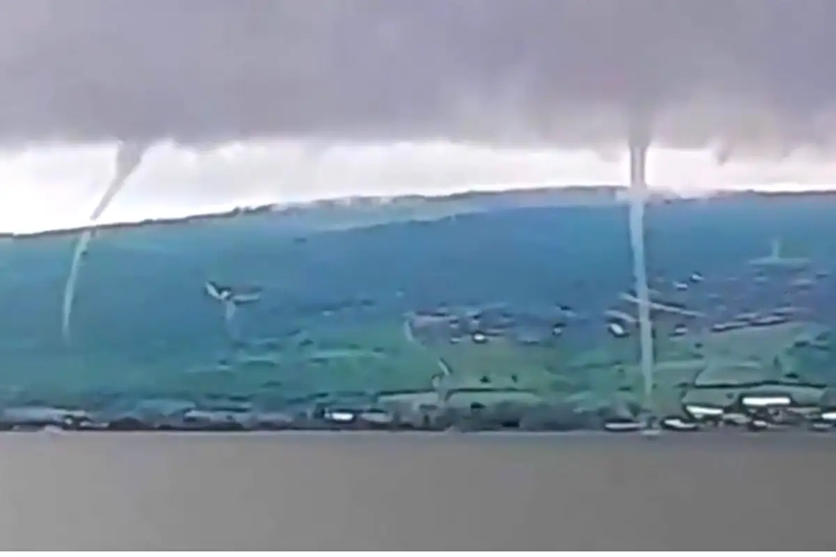 VIDEO: Captan dos trombas marinas en el Lago de Chapala 1 Captan dos trombas marinas en el Lago de Chapala