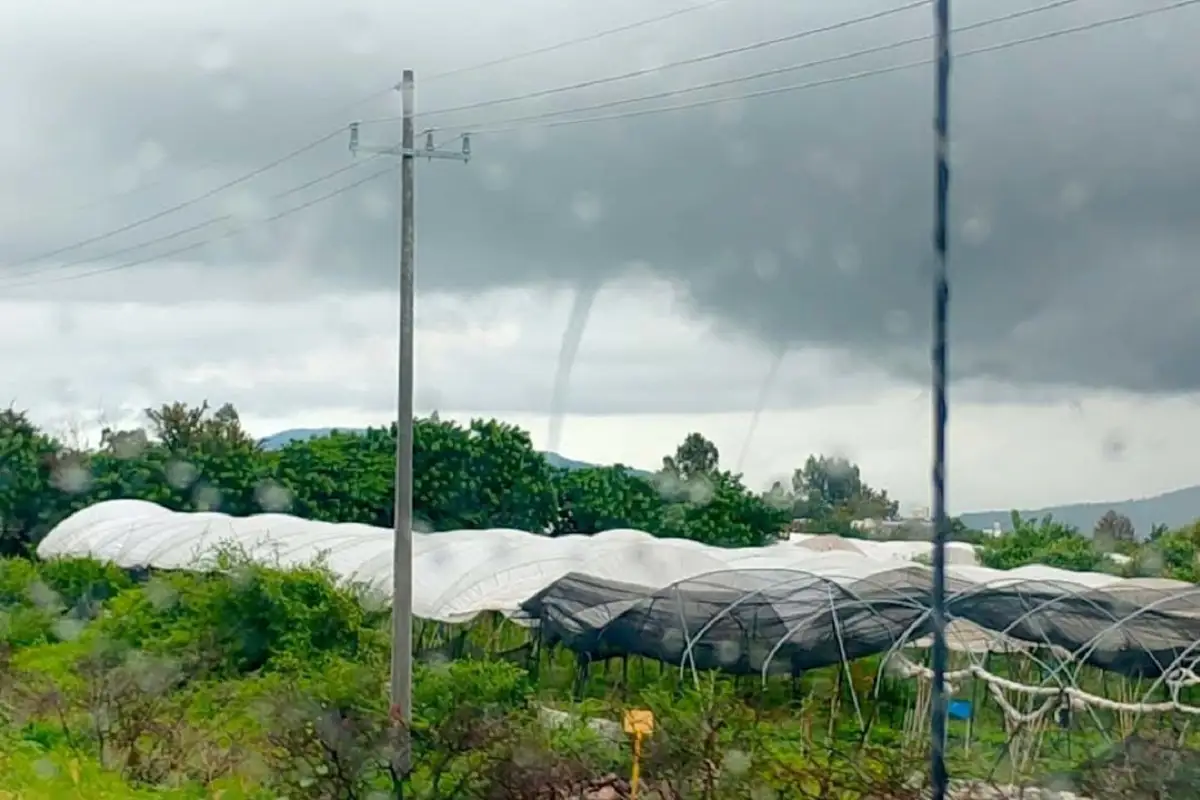 Captan dos trombas marinas en el Lago de Chapala