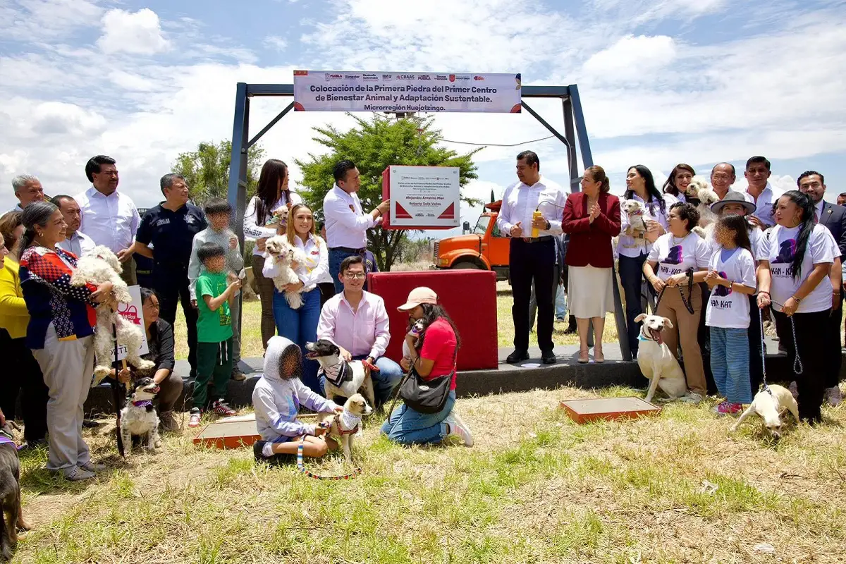 Colocan primera piedra del Centro de Bienestar Animal de Huejotzingo y entregan maquinaria agrícola