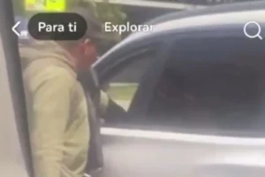 Delincuentes armados asaltan a automovilista en semáforo del bulevar 5 de mayo